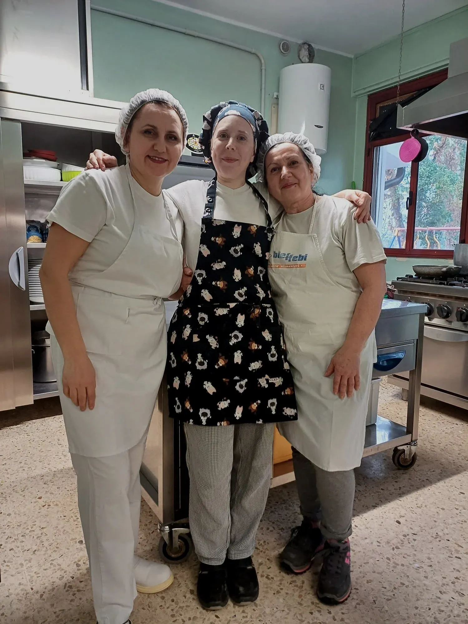 Il personale ausiliario in cucina